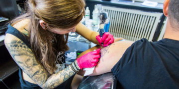 Studiu FDA: Cerneala pentru tatuaje poate conține bacterii care infectează pielea