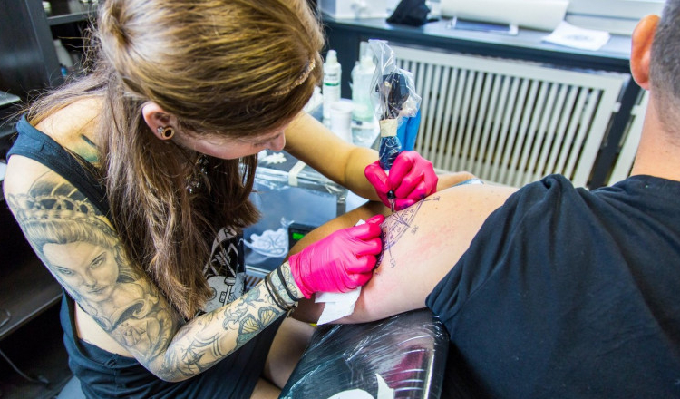 Studiu FDA: Cerneala pentru tatuaje poate conține bacterii care infectează pielea