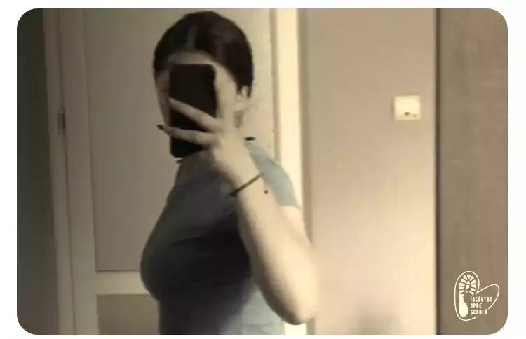Alexandra, copilul ce duce pe umeri cea mai grea misiune: aceea de a nu repeta istoria familiei