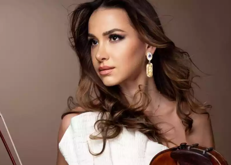 Violonista româncă Rusanda Panfili, în duet cu Andrea Bocelli pe scena Arenei Oradea