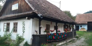 Mureş: Căsuţa-muzeu din Ţopa, restaurată de artista Teli Iaşca, inaugurată prin evenimentul „HOPA!-n şură”