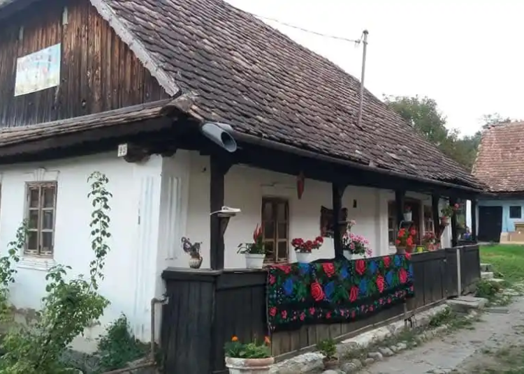 Mureş: Căsuţa-muzeu din Ţopa, restaurată de artista Teli Iaşca, inaugurată prin evenimentul „HOPA!-n şură”