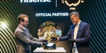 Hisense și FIFA oferă fanilor ocazia de a admira trofeul Cupei Mondiale FIFA Club 2025™, la CES 2025