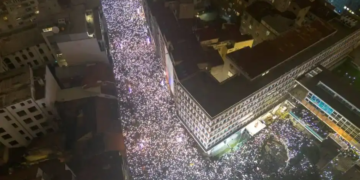 Serbia: Mii de oameni protestează în fața sediului televiziunii naționale