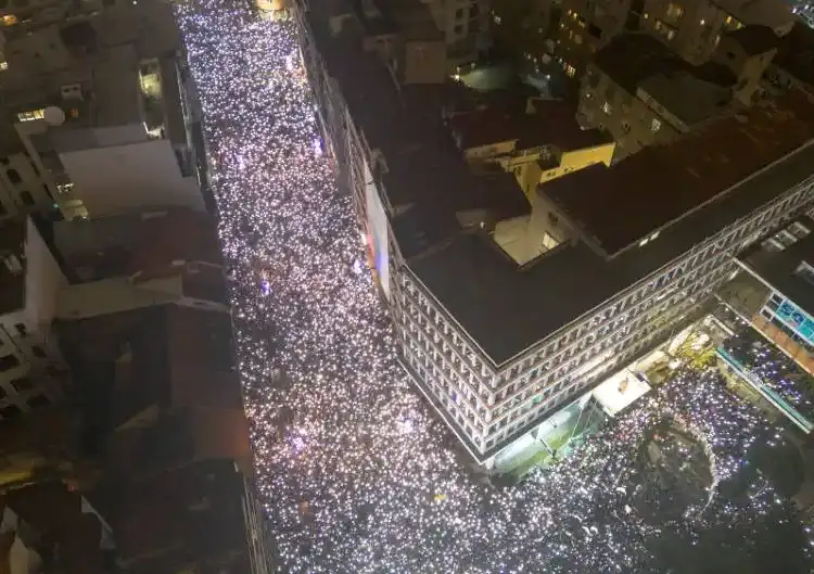 Serbia: Mii de oameni protestează în fața sediului televiziunii naționale