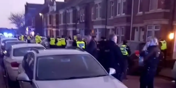 Diaspora Din UK:Polițiști britanici, atacați de zeci de români, după ce asistenții sociali au luat doi copii