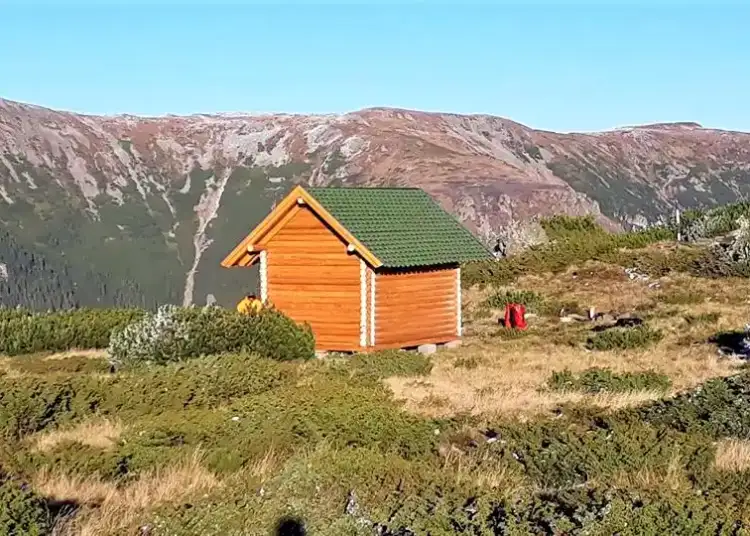 Salvamont Mureș instalează truse de prim ajutor în refugiile montane