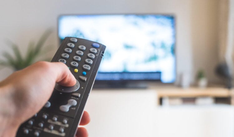 Avertismentele de la TV se modifică. Dispar mesajele despre „sare şi grăsimi” sau „minimum 2 litri de apă”. Noi decizii ale CNA