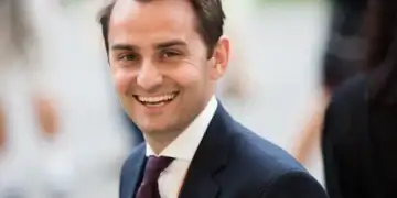 Huzur pe bani publici la Guvern: bufet cu ospătari și mașini care consumă 20 de litri la suta de kilometri. Ce cheltuieli taie Bolojan