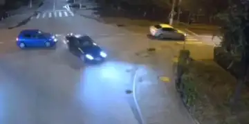Impact violent în miez de noapte. O şoferiţă a lovit trei maşini parcate pe o stradă din Iași. Trei persoane au ajuns la spital