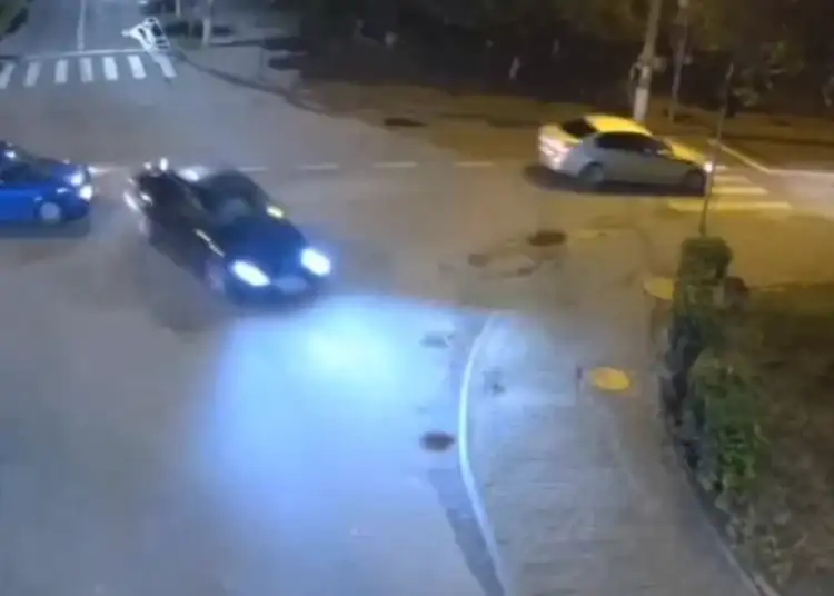 Impact violent în miez de noapte. O şoferiţă a lovit trei maşini parcate pe o stradă din Iași. Trei persoane au ajuns la spital