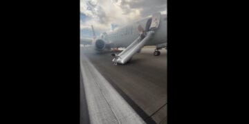 Nou incident aviatic. Pasagerii unui avion au fost evacuați pe tobogan după ce aeronava a luat foc