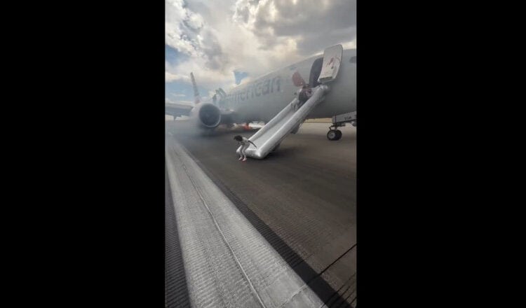 Nou incident aviatic. Pasagerii unui avion au fost evacuați pe tobogan după ce aeronava a luat foc