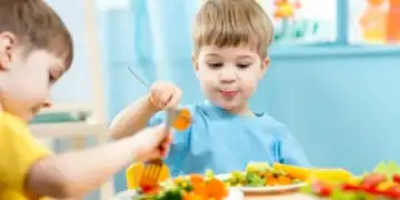 Mâncare colorată cu vopsea industrială la o grădiniță. Sute de copii au ajuns la spital