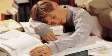 STUDIU Elevii români petrec de două ori mai mult timp făcând teme față de copiii din țările nordice