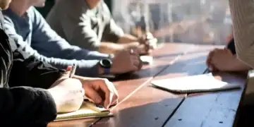 Guvernul elimină impozitul minim pe cifra de afaceri, dar introduce noi constrângeri fiscale pentru companii. „România va pierde din atractivitate”