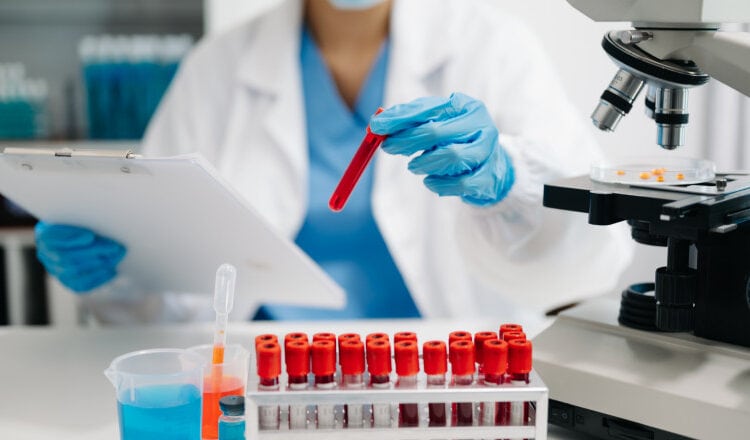 Un test de sânge ar putea depista cu precizie cancerul ovarian în stadii incipiente (studiu)
