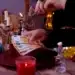 Două vrăjitoare au înșelat o femeie cu 31.000 de euro pentru „ritual de împreunare cu iubitul”. Cum au speriat-o cu blesteme