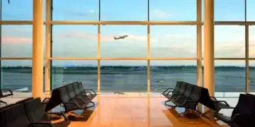 Copil de 10 ani abandonat în aeroport de propriii părinți. Avea pașaportul expirat, iar ai lui nu au vrut să rateze vacanța