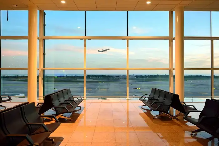 Copil de 10 ani abandonat în aeroport de propriii părinți. Avea pașaportul expirat, iar ai lui nu au vrut să rateze vacanța