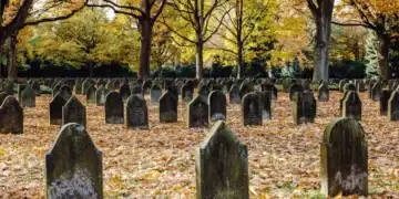 Coduri QR pe cruci într-un cimitir din Buzău. Ce dezvăluie despre cei înmormântați