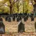 Coduri QR pe cruci într-un cimitir din Buzău. Ce dezvăluie despre cei înmormântați