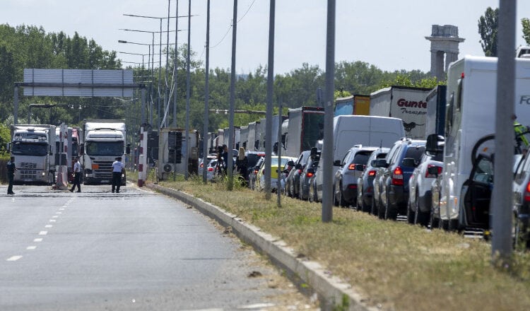 Trafic intens pe Podul Prieteniei de la Giurgiu. Ce rute alternative au șoferii români care merg în Bulgaria pentru a evita aglomerația