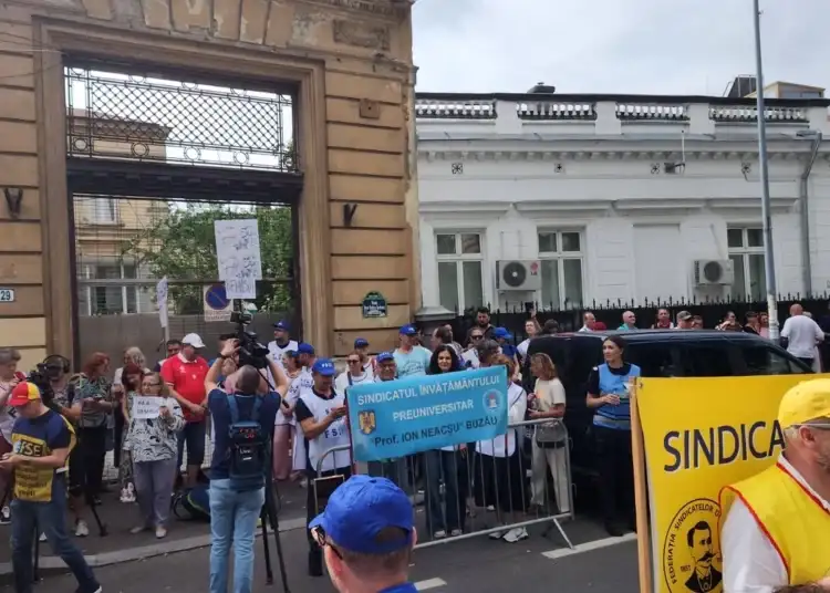 A patra zi de proteste în educație. Sindicaliștii din învățământ cer demisia ministrului David