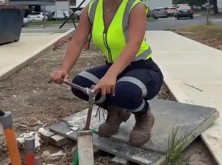 O femeie cere dreptul de a lucra în construcții… la bustul gol. „Toți băieții sunt așa. De ce nu pot și eu?”