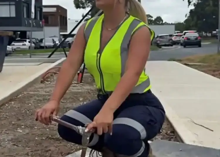 O femeie cere dreptul de a lucra în construcții… la bustul gol. „Toți băieții sunt așa. De ce nu pot și eu?”