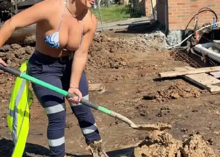 O femeie cere dreptul de a lucra în construcții… la bustul gol. „Toți băieții sunt așa. De ce nu pot și eu?”