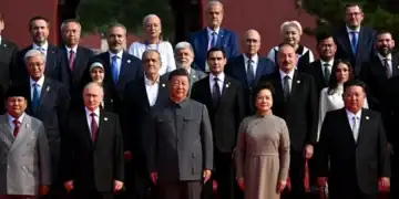Foști premieri ai României, lângă Putin și Kim Jong Un. Viorica Dăncilă, alături de Adrian Năstase, la parada militară de la Beijing