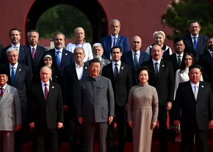 Foști premieri ai României, lângă Putin și Kim Jong Un. Viorica Dăncilă, alături de Adrian Năstase, la parada militară de la Beijing