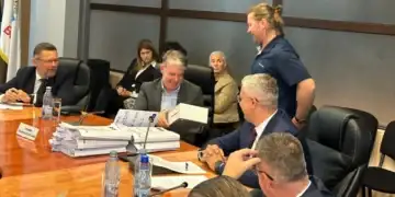 Un consilier USR agită apele în CL Brașov, oferindu-i primarului drept cadou un dispenser de absorbante