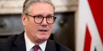 Susținător al activistului de extremă dreapta Tommy Robinson, căutat de poliție după ce a cerut ca premierul Keir Starmer să fie „asasinat”