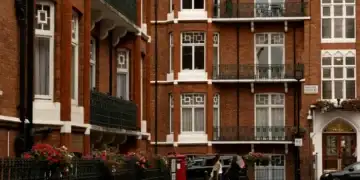 Corupție în Londra. Sute de locuințe sociale acordate pe șpagă. Angajații primăriei își „vindeau” serviciile pe Internet