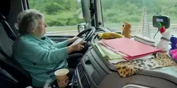 „Bunica Rosi”, șoferiță de tir la 76 de ani: trăiește pe drumuri și ajunge acasă doar o dată pe săptămână: „Pentru mine, e o vacanță”