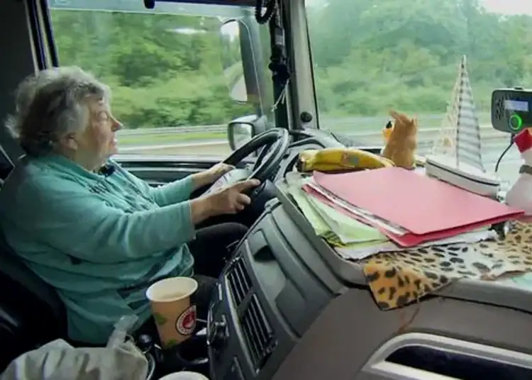 „Bunica Rosi”, șoferiță de tir la 76 de ani: trăiește pe drumuri și ajunge acasă doar o dată pe săptămână: „Pentru mine, e o vacanță”