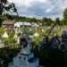 Trupul neînsuflețit al unui bărbat din Petroșani, găsit în cimitir. A fost deschis un dosar penal pentru ucidere din culpă