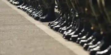 Românii, de acord cu introducerea stagiului militar pe bază de voluntariat. Cum se împart opiniile între votanții partidelor parlamentare
