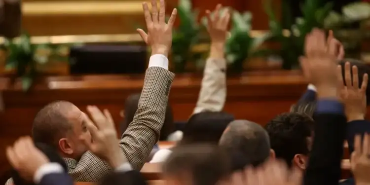 Moțiunile de cenzură depuse de AUR împotriva Cabinetului Bolojan, citite în Parlament. Argumentele aduse împotriva Executivului