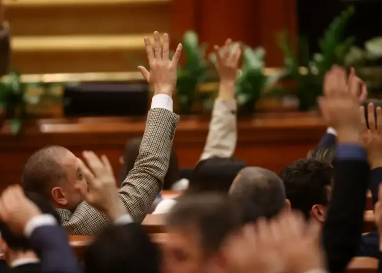 Moțiunile de cenzură depuse de AUR împotriva Cabinetului Bolojan, citite în Parlament. Argumentele aduse împotriva Executivului