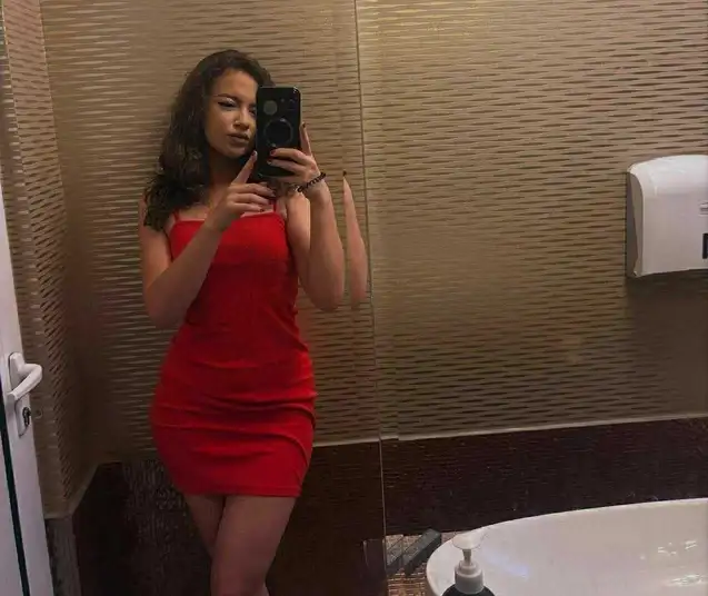 Profesoară de biologie din Iași, Elevii au găsit imagini cu ea pe site-uri pentru adulți