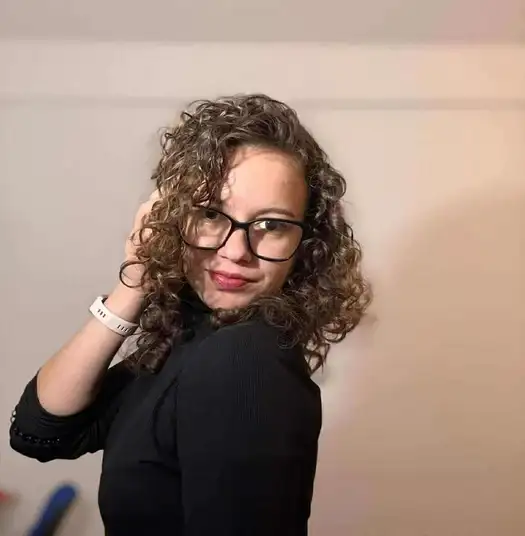 Profesoară de biologie din Iași, Elevii au găsit imagini cu ea pe site-uri pentru adulți