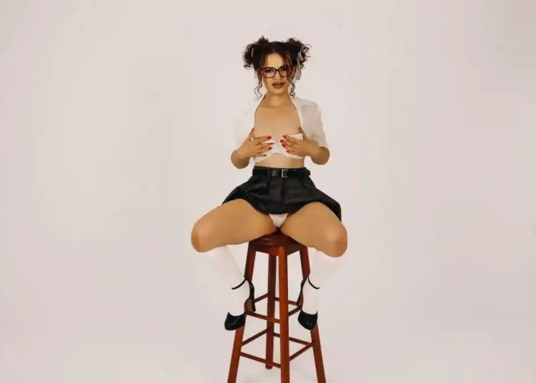 Profesoară de biologie din Iași, Elevii au găsit imagini cu ea pe site-uri pentru adulți