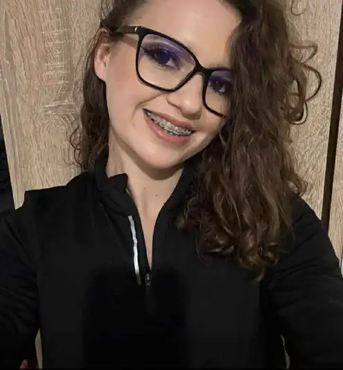 Profesoară de biologie din Iași, Elevii au găsit imagini cu ea pe site-uri pentru adulți