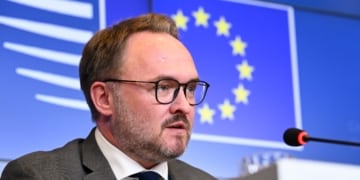 Comisarul european pentru energie a ajuns în România. Despre ce va discuta cu ministrul Bogdan Ivan