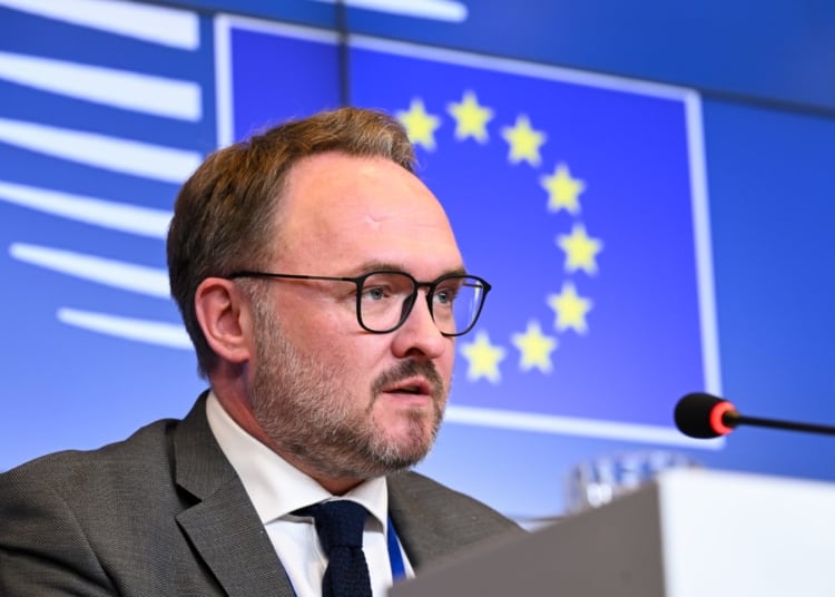 Comisarul european pentru energie a ajuns în România. Despre ce va discuta cu ministrul Bogdan Ivan