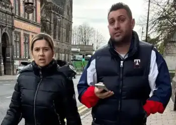 Diaspora românească: Doi români din Marea Britanie și-au folosit copiii pentru a fura haine de firmă.