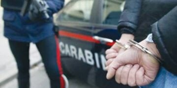 Diaspora românească: Român din Florența, prins de polițiști în timp ce lăsa amenzi false pe mașinile localnicilor.